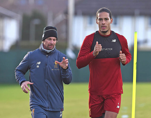Hậu vệ đắt giá nhất thế giới Van Dijk ra mắt CĐV Liverpool Hậu vệ đắt giá nhất thế giới Van Dijk ra mắt CĐV Liverpool